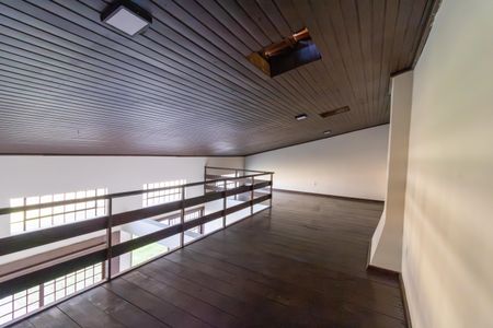 Casa à venda com 300m², 4 quartos e 3 vagas Casa à venda com 300m², 4 quartos e 3 vagasÁrea Comum
