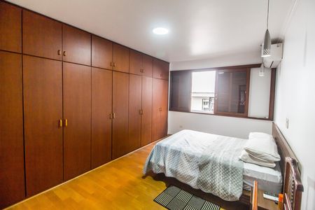 Casa de condomínio à venda com 385m², 4 quartos e 4 vagasSuíte master
