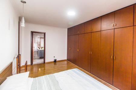 Casa de condomínio à venda com 385m², 4 quartos e 4 vagasSuíte master
