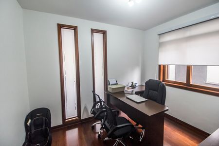 Casa de condomínio à venda com 385m², 4 quartos e 4 vagasEscritório