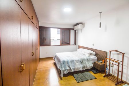 Casa de condomínio à venda com 385m², 4 quartos e 4 vagasSuíte master