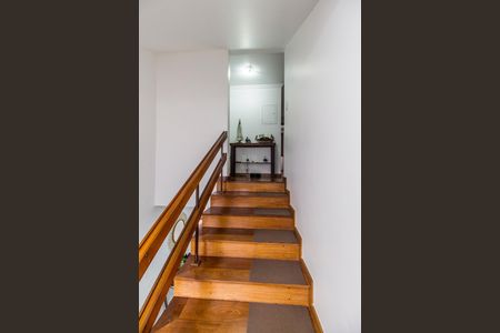 Casa de condomínio à venda com 385m², 4 quartos e 4 vagasEscada