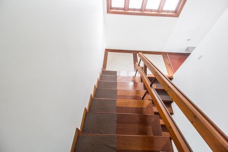 Casa de condomínio à venda com 385m², 4 quartos e 4 vagasEscada