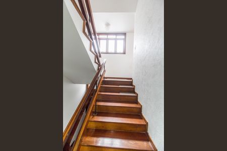 Casa de condomínio à venda com 385m², 4 quartos e 4 vagasEscada