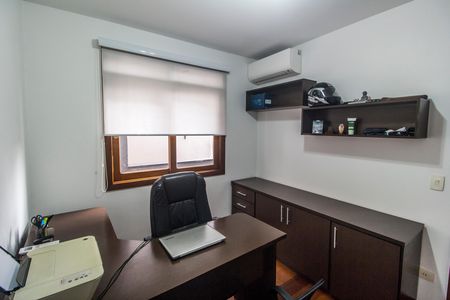 Casa de condomínio à venda com 385m², 4 quartos e 4 vagasEscritório