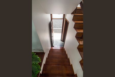 Casa de condomínio à venda com 385m², 4 quartos e 4 vagasEscada