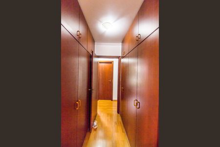 Casa de condomínio à venda com 385m², 4 quartos e 4 vagasCloset