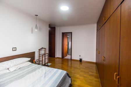 Casa de condomínio à venda com 385m², 4 quartos e 4 vagasSuíte master