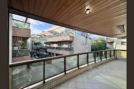 Apartamento à venda com 90m², 3 quartos e 2 vagas Apartamento à venda com 90m², 3 quartos e 2 vagasVaranda