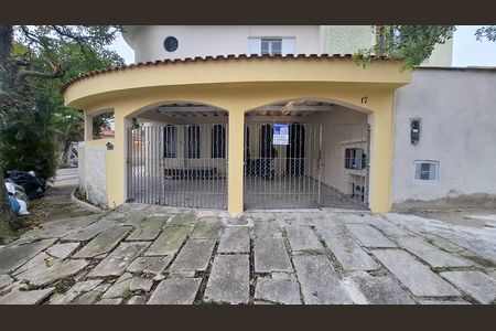 Casa à venda com 117m², 4 quartos e 2 vagas Casa à venda com 117m², 4 quartos e 2 vagasFachada