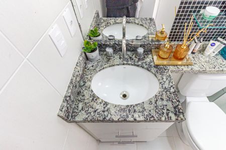 Apartamento à venda com 70m², 3 quartos e 2 vagas Apartamento à venda com 70m², 3 quartos e 2 vagasBanheiro da Suíte