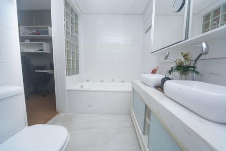 Apartamento à venda com 135m², 4 quartos e 4 vagasBanheiro suite 2