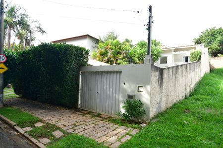 Casa de condomínio para alugar com 460m², 3 quartos e 3 vagasFachada