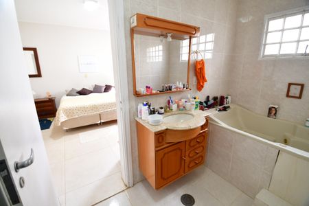 Casa de condomínio para alugar com 460m², 3 quartos e 3 vagasBanheiro Suíte