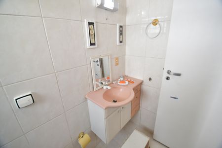 Casa de condomínio para alugar com 460m², 3 quartos e 3 vagasBanheiro Suíte