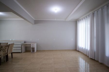 Casa de condomínio para alugar com 211m², 3 quartos e 3 vagasSala