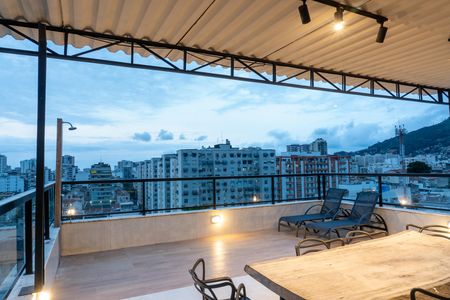 Apartamento à venda com 250m², 3 quartos e 2 vagas Apartamento à venda com 250m², 3 quartos e 2 vagasCobertura