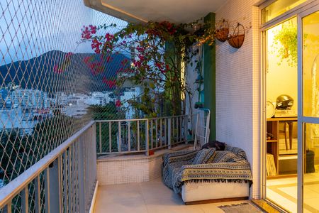 Apartamento à venda com 250m², 3 quartos e 2 vagas Apartamento à venda com 250m², 3 quartos e 2 vagasVaranda da Sala
