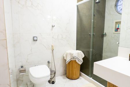 Apartamento à venda com 250m², 3 quartos e 2 vagas Apartamento à venda com 250m², 3 quartos e 2 vagasBanheiro da Suíte 2