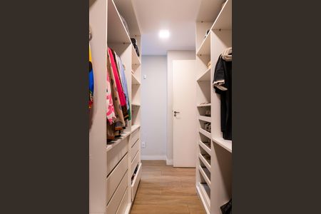 Apartamento à venda com 250m², 3 quartos e 2 vagas Apartamento à venda com 250m², 3 quartos e 2 vagasCloset da suíte 2