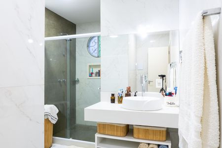 Apartamento à venda com 250m², 3 quartos e 2 vagas Apartamento à venda com 250m², 3 quartos e 2 vagasBanheiro da Suíte 2