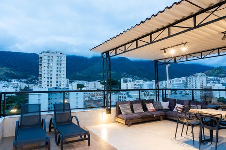 Apartamento à venda com 250m², 3 quartos e 2 vagas Apartamento à venda com 250m², 3 quartos e 2 vagasCobertura
