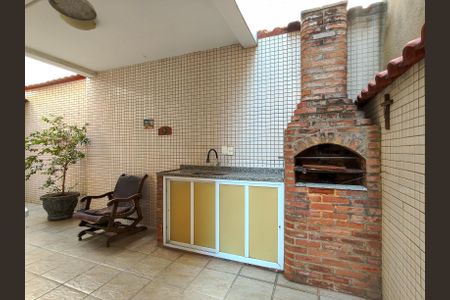 Casa à venda com 200m², 5 quartos e 2 vagas Casa à venda com 200m², 5 quartos e 2 vagasÁrea comum - Churrasqueira
