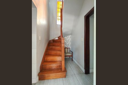 Casa à venda com 200m², 5 quartos e 2 vagas Casa à venda com 200m², 5 quartos e 2 vagasEscada