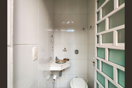 Casa à venda com 200m², 5 quartos e 2 vagas Casa à venda com 200m², 5 quartos e 2 vagasBanheiro de serviço