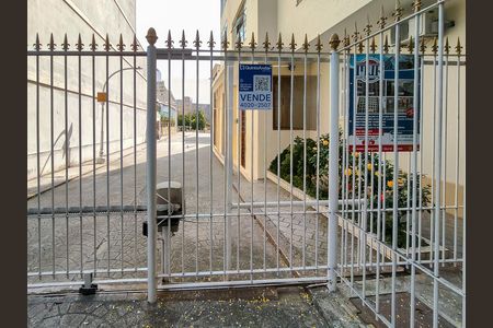 Casa à venda com 200m², 5 quartos e 2 vagas Casa à venda com 200m², 5 quartos e 2 vagasFachada e portaria