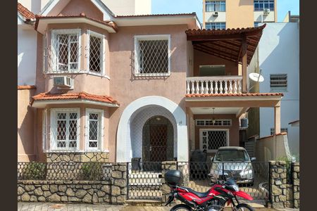 Casa à venda com 200m², 5 quartos e 2 vagas Casa à venda com 200m², 5 quartos e 2 vagasFachada e portaria