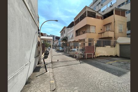 Casa à venda com 200m², 5 quartos e 2 vagas Casa à venda com 200m², 5 quartos e 2 vagasFachada e portaria