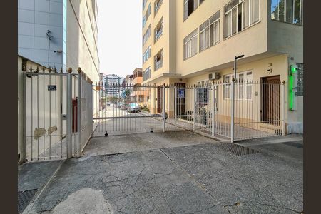 Casa à venda com 200m², 5 quartos e 2 vagas Casa à venda com 200m², 5 quartos e 2 vagasFachada e portaria