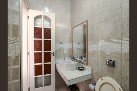 Casa à venda com 200m², 5 quartos e 2 vagas Casa à venda com 200m², 5 quartos e 2 vagasBanheiro Corredor