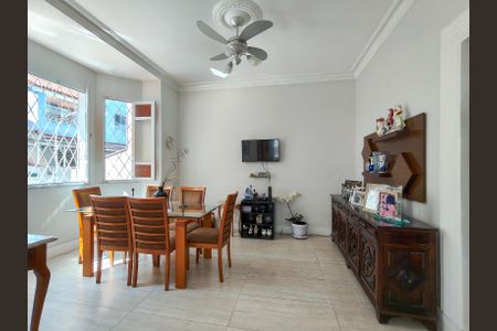 Casa à venda com 200m², 5 quartos e 2 vagas Casa à venda com 200m², 5 quartos e 2 vagasSala