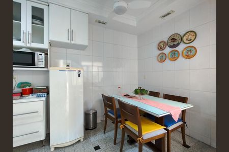 Casa à venda com 200m², 5 quartos e 2 vagas Casa à venda com 200m², 5 quartos e 2 vagasCozinha