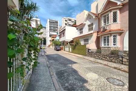 Casa à venda com 200m², 5 quartos e 2 vagas Casa à venda com 200m², 5 quartos e 2 vagasFachada e portaria