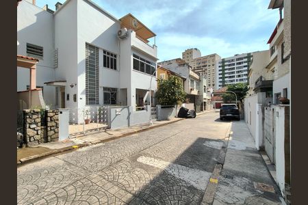 Casa à venda com 200m², 5 quartos e 2 vagas Casa à venda com 200m², 5 quartos e 2 vagasFachada e portaria