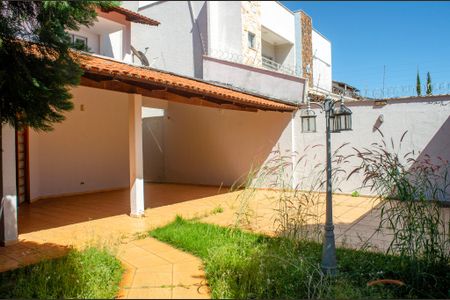 Casa para alugar com 318m², 4 quartos e 3 vagas