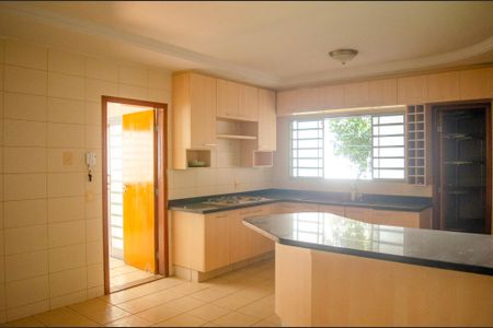 Casa para alugar com 318m², 4 quartos e 3 vagas