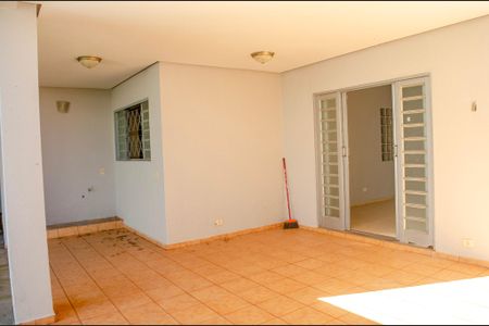 Casa para alugar com 318m², 4 quartos e 3 vagas