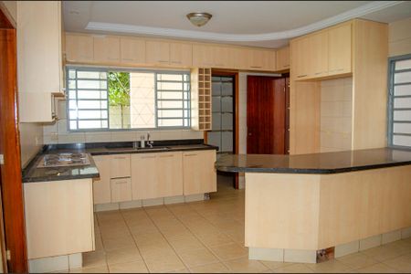 Casa para alugar com 318m², 4 quartos e 3 vagas