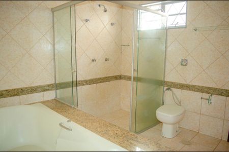 Casa para alugar com 318m², 4 quartos e 3 vagas