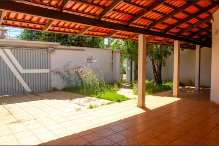 Casa para alugar com 318m², 4 quartos e 3 vagas