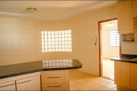 Casa para alugar com 318m², 4 quartos e 3 vagas