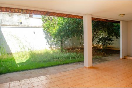 Casa para alugar com 318m², 4 quartos e 3 vagas