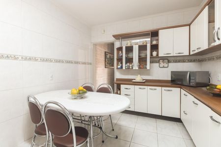 Casa à venda com 130m², 2 quartos e 2 vagasCozinha 