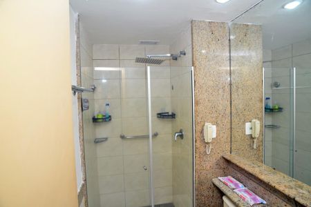 Banheiro de kitnet/studio para alugar com 1 quarto, 40m² em Barra da Tijuca, Rio de Janeiro