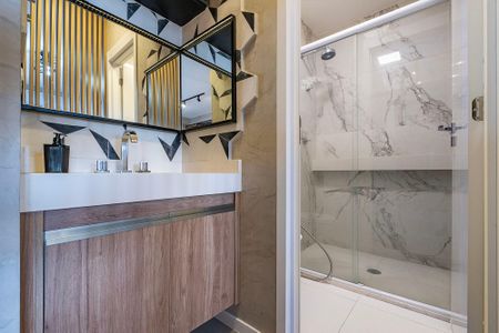 Banheiro social de kitnet/studio para alugar com 1 quarto, 47m² em Pinheiros, São Paulo