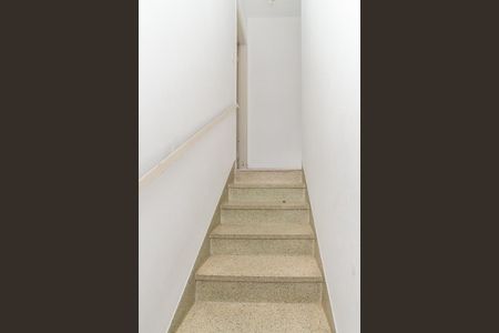 Casa à venda com 99m², 2 quartos e 1 vaga Casa à venda com 99m², 2 quartos e 1 vagaEscada